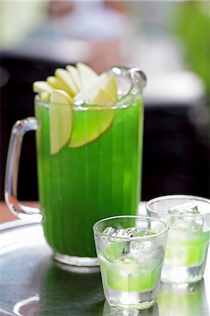 Green apple vodka in a glass jug Foto de stock - Sin royalties Premium, Código: 659-06186642