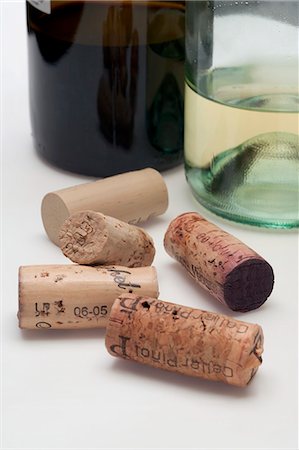 Various corks from bottles of red and white wine Stock Photo - Premium Royalty-Free, Code: 659-06186657