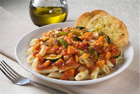 Penne with Vegetable Marinara Sauce and Two Pieces of Garlic Bread Foto de stock - Sin royalties Premium, Código: 659-06186678