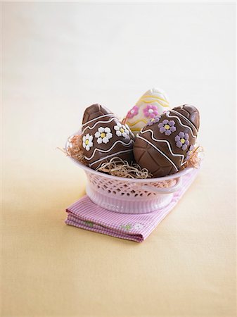 Chocolate Easter eggs Foto de stock - Sin royalties Premium, Código: 659-06186692