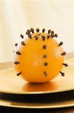 An orange pierced with cloves Foto de stock - Sin royalties Premium, Código: 659-06186705