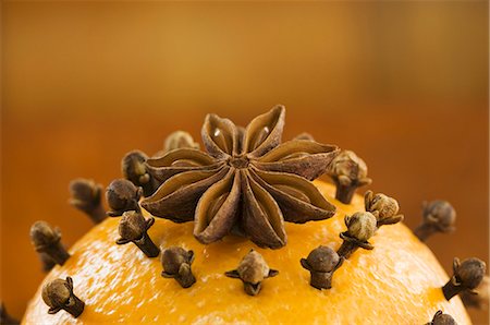 studded - An orange pierced with cloves and an anise star Stock Photo - Premium Royalty-Free, Code: 659-06186707