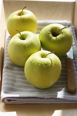 Apples on a tea towel with a knife Foto de stock - Sin royalties Premium, Código: 659-06186735