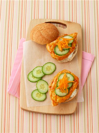 simsearch:659-06494470,k - Un sandwich au poulet avec concombre et carottes Photographie de stock - Premium Libres de Droits, Code: 659-06186749
