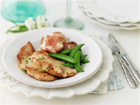 simsearch:659-06185843,k - Veal escalope with mange tout Stock Photo - Premium Royalty-Free, Code: 659-06186777