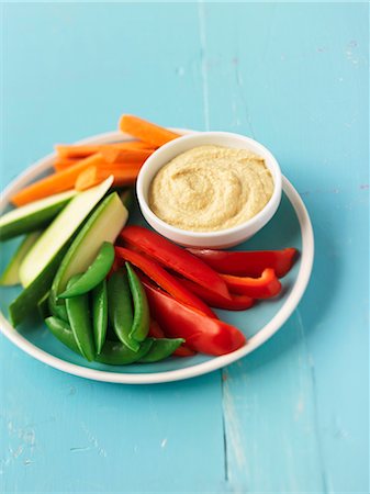 simsearch:659-08420041,k - Crudités avec de l'houmous Photographie de stock - Premium Libres de Droits, Code: 659-06186771