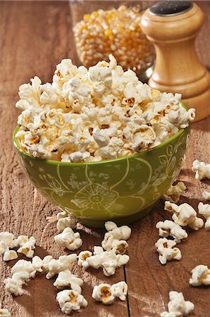 pipoca - Bowl of Homemade Gluten Free Salted Popcorn Foto de stock - Royalty Free Premium, Número: 659-06186794