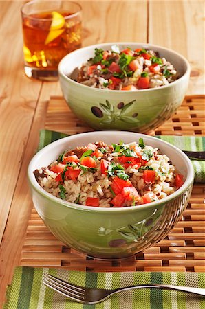 Two Bowls of Dirty Rice with Chopped Beef, Sausage, Tomatoes and Parsley Foto de stock - Sin royalties Premium, Código: 659-06186790