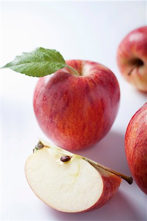 Un coin de pommes et de pommes entières Photographie de stock - Premium Libres de Droits, Code: 659-06186831