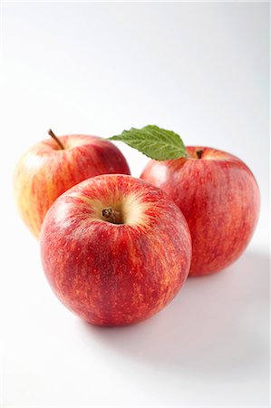 simsearch:659-06185386,k - Three apples Photographie de stock - Premium Libres de Droits, Code: 659-06186833