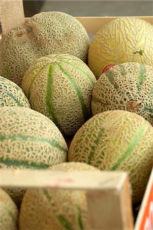 Galia melons in a wooden crate Foto de stock - Royalty Free Premium, Número: 659-06186847