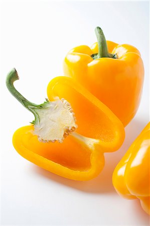 Halved and whole yellow peppers Foto de stock - Sin royalties Premium, Código: 659-06186841