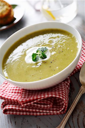 simsearch:659-09125062,k - Creamy courgette soup Foto de stock - Sin royalties Premium, Código: 659-06186843