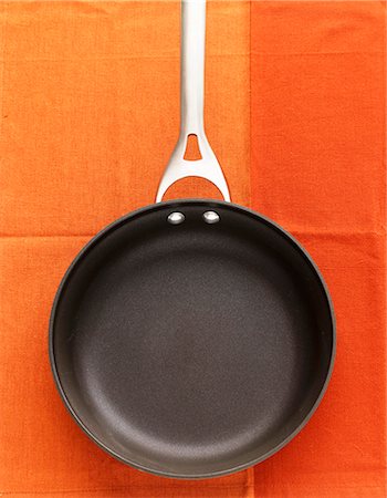 food overhead color background - An empty frying pan, seen from above Stock Photo - Premium Royalty-Free, Code: 659-06186874