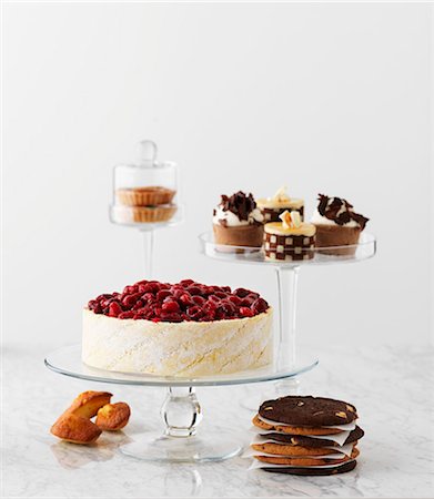 Himbeer Kuchen, Schokolade Torte und cookies Stockbilder - Premium RF Lizenzfrei, Bildnummer: 659-06186877