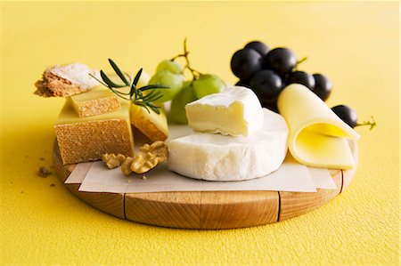 simsearch:659-01859823,k - Un plateau de fromage avec raisins et noix Photographie de stock - Premium Libres de Droits, Code: 659-06186906