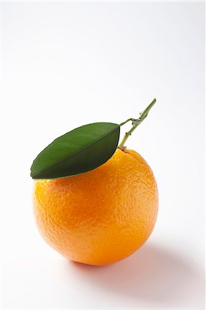 An orange with leaf Foto de stock - Sin royalties Premium, Código: 659-06186908