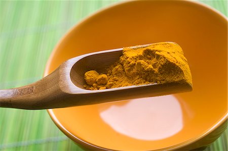 simsearch:659-01844950,k - Turmeric powder on a wooden scoop Foto de stock - Sin royalties Premium, Código: 659-06186901