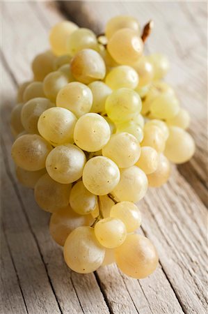 White grapes on a wooden surface Stock Photo - Premium Royalty-Free, Code: 659-06186920