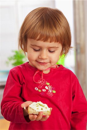 simsearch:659-06188530,k - Ein kleines Mädchen hält eine Scheibe Brot belegt mit Hüttenkäse Stockbilder - Premium RF Lizenzfrei, Bildnummer: 659-06186957