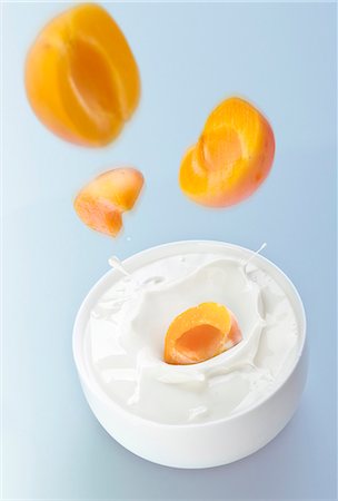 simsearch:659-07028125,k - Peaches falling into yogurt Foto de stock - Sin royalties Premium, Código: 659-06186952