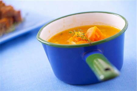 simsearch:659-06495788,k - Pumpkin soup in a blue pot Foto de stock - Sin royalties Premium, Código: 659-06186965