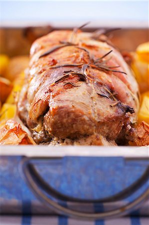 pavo (alimento) - Turkey roulade with rosemary, vegetables and fruit in a roasting tin Foto de stock - Sin royalties Premium, Código: 659-06186967