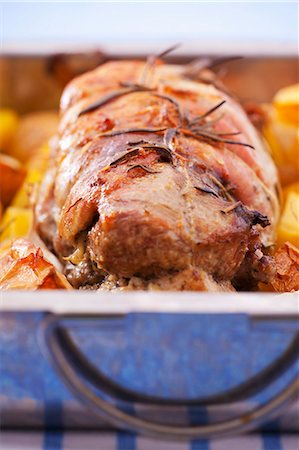 roasting pan - Turkey roulade with rosemary, vegetables and fruit in a roasting tin Stock Photo - Premium Royalty-Free, Code: 659-06186967