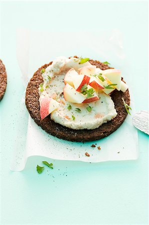 simsearch:659-06495132,k - Pumpernickel with a horseradish spread and apples Foto de stock - Sin royalties Premium, Código: 659-06186992