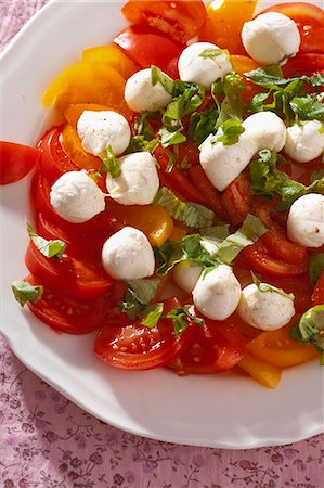 simsearch:659-08147222,k - Tomato and mozzarella salad with basil Stock Photo - Premium Royalty-Free, Code: 659-06187003