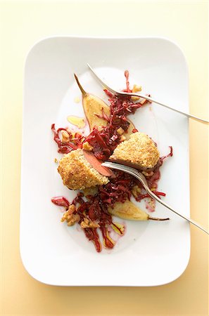 restos de comida - Venison fillet with a nut crust, red cabbage, pears and nuts Foto de stock - Sin royalties Premium, Código: 659-06187015