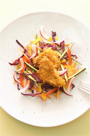 A raw salad with breaded chicken Stock Photo - Premium Royalty-Free, Code: 659-06187017