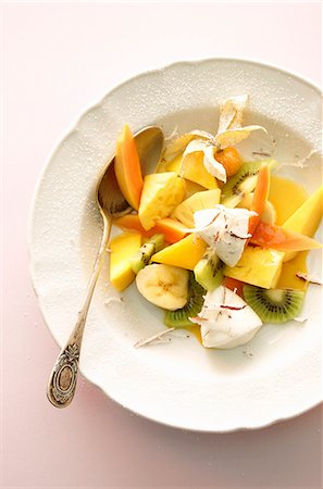 simsearch:659-07028736,k - A fruit salad with yogurt dumplings and coconut Foto de stock - Sin royalties Premium, Código: 659-06187010