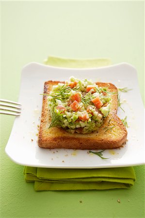 simsearch:659-07027169,k - A slice of toast topped with asparagus tatar Foto de stock - Sin royalties Premium, Código: 659-06187023