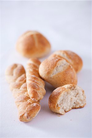 Bread rolls and plaited bread Foto de stock - Sin royalties Premium, Código: 659-06187046