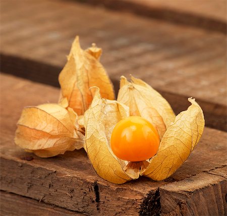 Physalis on a wooden bread Foto de stock - Sin royalties Premium, Código: 659-06187040