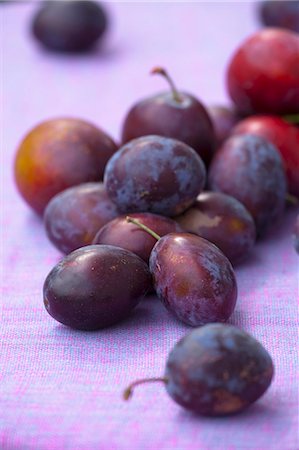 prunus domestica - Fresh plums (close-up) Foto de stock - Sin royalties Premium, Código: 659-06187055