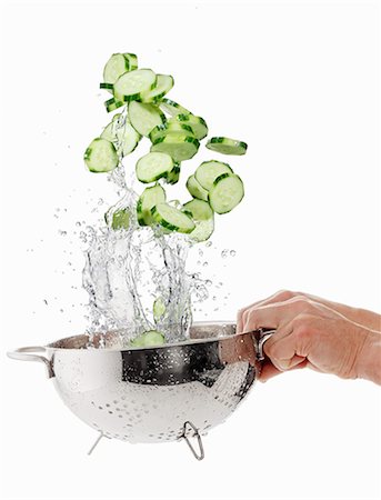 Cucumber slices being washed in a sieve Foto de stock - Sin royalties Premium, Código: 659-06187106