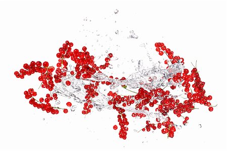 simsearch:659-06306562,k - Groseilles rouges et les éclaboussures d'eau Photographie de stock - Premium Libres de Droits, Code: 659-06187107