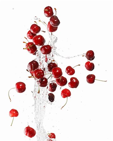 simsearch:659-06187112,k - Cerises avec une éclaboussure de l'eau Photographie de stock - Premium Libres de Droits, Code: 659-06187113