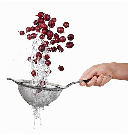 Washing gooseberries in a colander Foto de stock - Sin royalties Premium, Código: 659-06187145