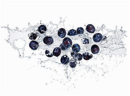 Plums with a water spalsh Stock Photo - Premium Royalty-Free, Code: 659-06187154