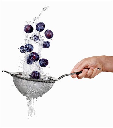 Washing plums in a colander Stock Photo - Premium Royalty-Free, Code: 659-06187153