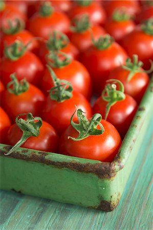 simsearch:659-07028413,k - Une caisse de tomates Roma Photographie de stock - Premium Libres de Droits, Code: 659-06187167