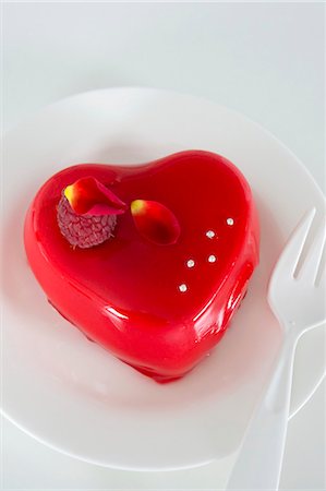 simsearch:659-06188524,k - Un pudding de rose en forme de coeur décorée avec une framboise Photographie de stock - Premium Libres de Droits, Code: 659-06187161