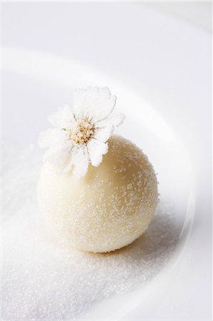 sugary - A white chocolate praline decorated with a candied daisy Stock Photo - Premium Royalty-Free, Code: 659-06187185