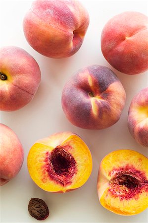 simsearch:659-06152173,k - Peaches, entières ou coupées en deux Photographie de stock - Premium Libres de Droits, Code: 659-06187199