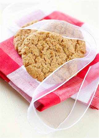 simsearch:659-08419514,k - Oat biscuits tied with a ribbon on a kitchen towel Stock Photo - Premium Royalty-Free, Code: 659-06187191