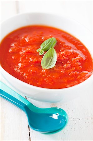 salsa de tomate - A bowl of fresh tomato sauce with plastic spoons Foto de stock - Sin royalties Premium, Código: 659-06187193