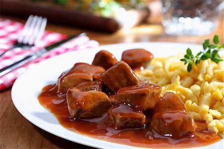 simsearch:659-06903477,k - Veal goulash with Spätzle (soft egg noodles from Swabia) Fotografie stock - Premium Royalty-Free, Codice: 659-06187203